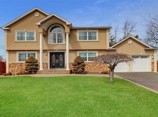 7 Megan Ct, Bellport, NY