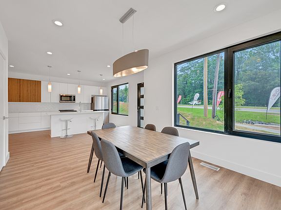 3rd image of 1207 Oval Dr