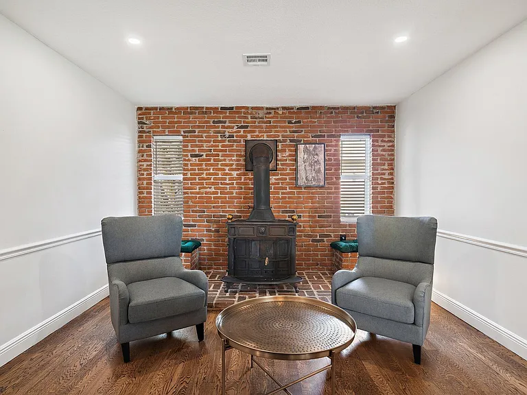1342 Essex Dr — Photo 31