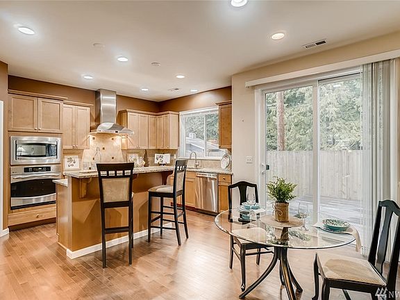 Just look at this gorgeous kitchen with beautiful shaker style cabinets and a designer rangehood. 