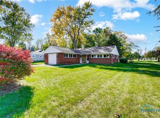 2 Greenbrier Ct, Bowling Green, OH 43402