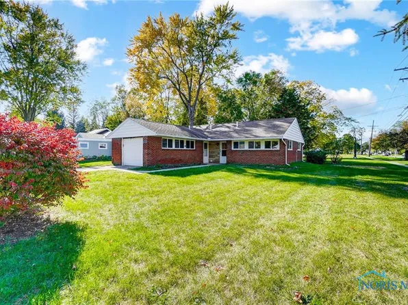 2 Greenbrier Ct, Bowling Green, OH 43402