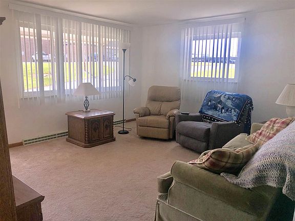 4th image of 4 Sylvan Dr