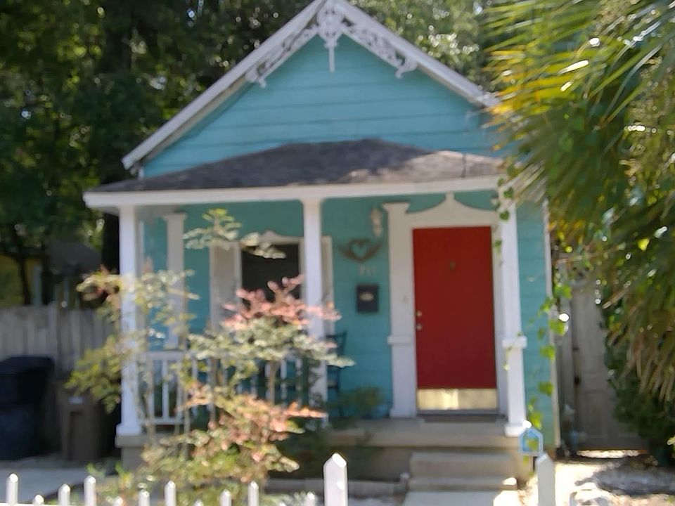1st image of 711 W Gonzalez St