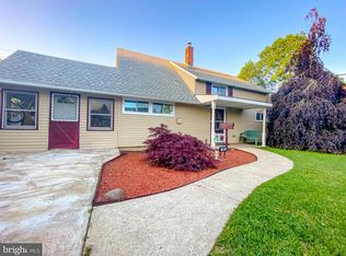 350 Holly Dr, Levittown, PA