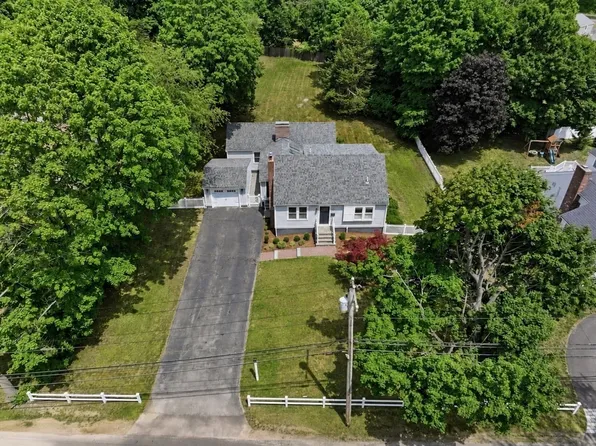 19 Planters Field Ln, Hingham, MA 02043