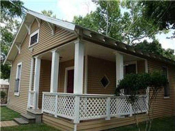 Inviting front porch!