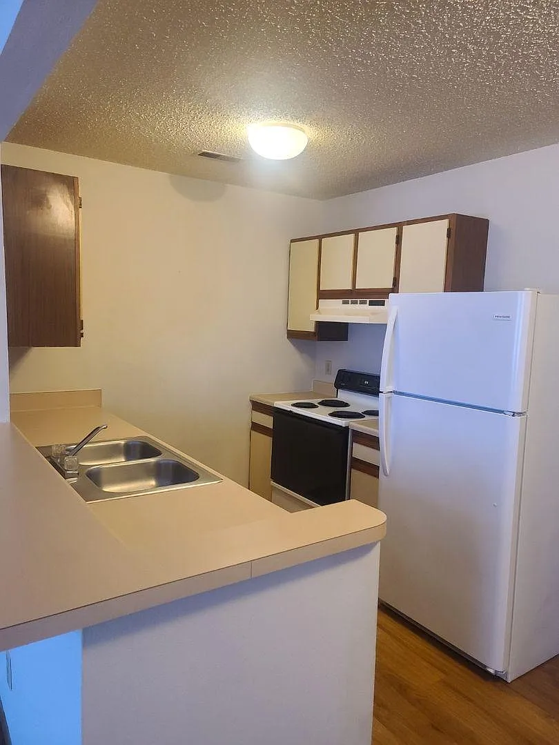 Oak Knoll Apartments — Photo 1