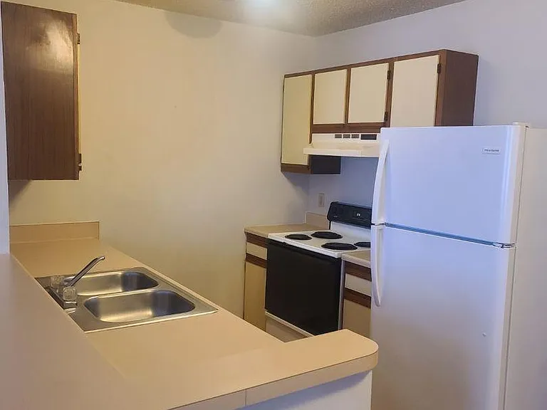 Oak Knoll Apartments — Photo 1