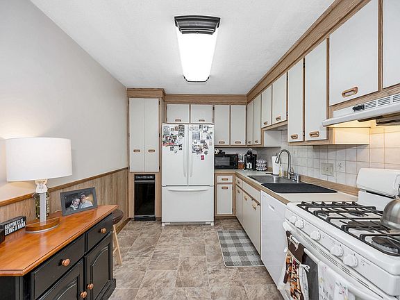 4th image of 5 Blackstone Drive #17