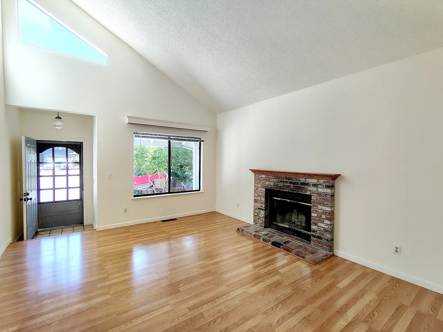 3 bed, 2.5 bath, 1525 sqft, $3,250 — Photo 2