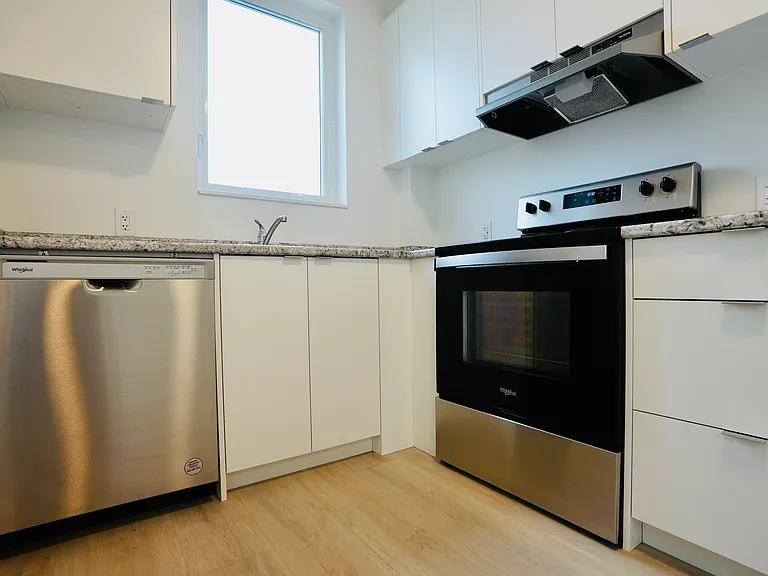 922 Queen St E #2 — Photo 4