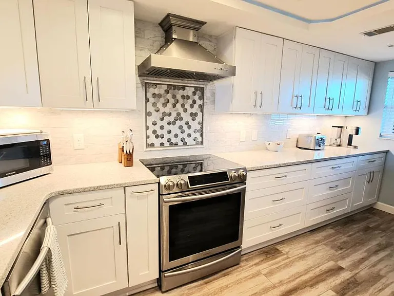 Beautiful Fully Furnished Updated Kitchen