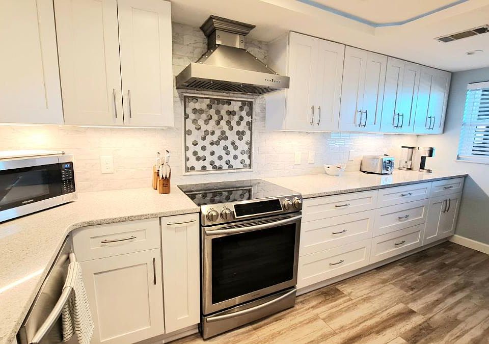 Beautiful Fully Furnished Updated Kitchen
