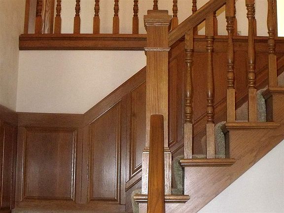 Beautiful 2 story entrance foyer.