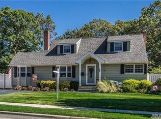77 Westwood Rd N, Massapequa Park, NY 11762