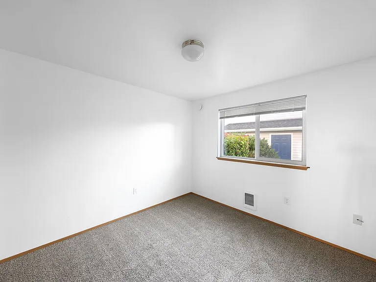 Borders Edge Apartments - Whidbey Ave — Photo 9
