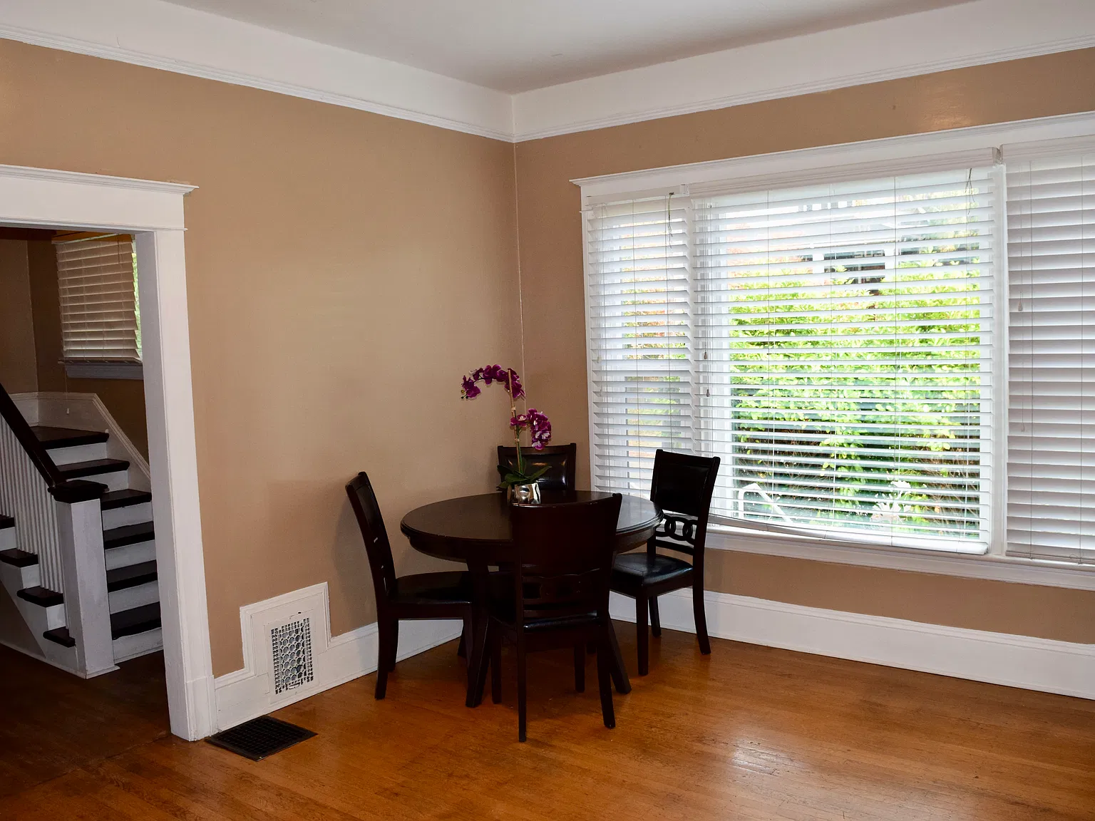 5 bed, 1.5 bath, 1400 sqft, $4,400 — Photo 2