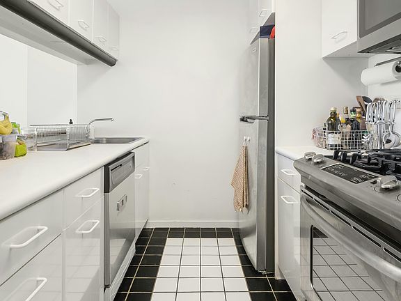 4th image of 2373 Broadway APT 1001