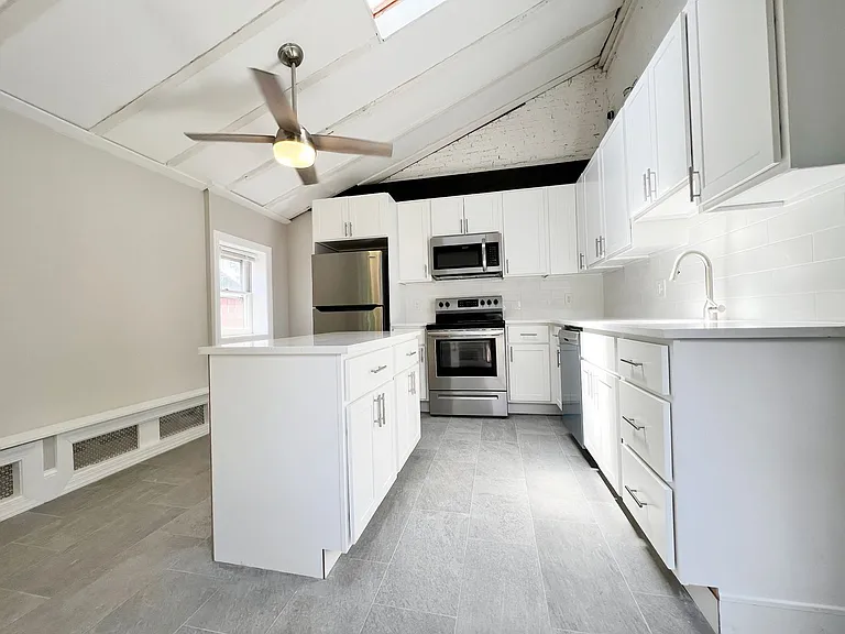 130 E Chestnut St — Photo 7