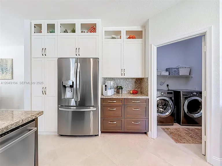 1556 Winterberry Ln — Photo 10