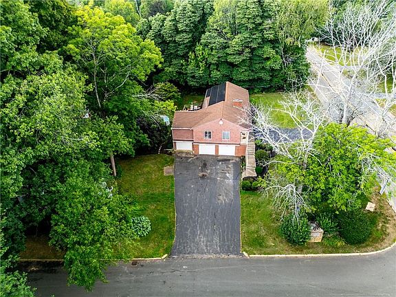 3rd image of 136 Jenckes Hill Rd