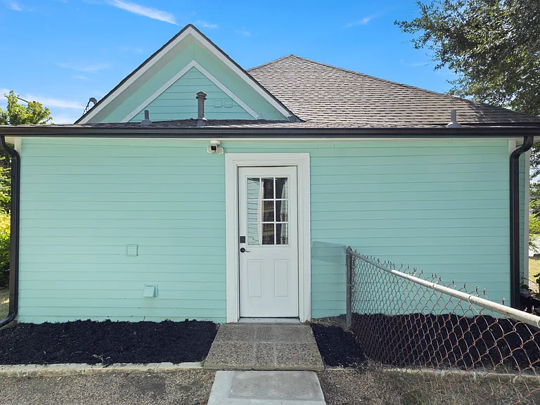 408 S College St — Photo 17