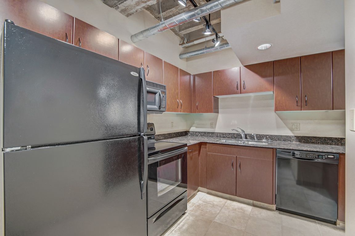  W Adams St 506-010