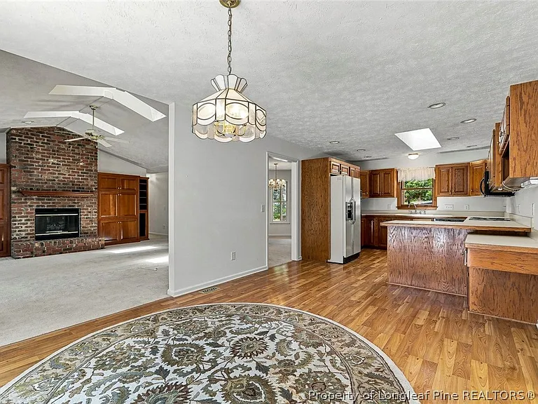 709 Essex Ct — Photo 10