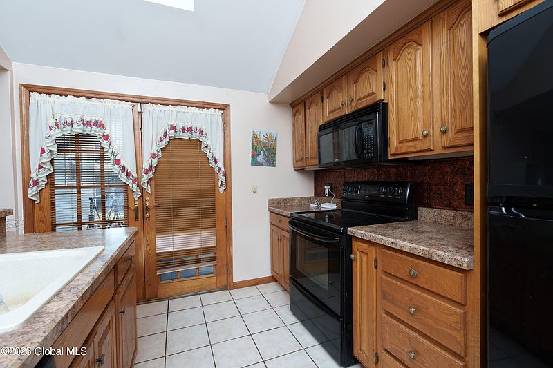 4th image of 1384 Lawn Avenue