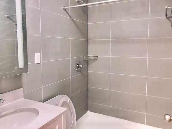 4th image of 10852 Roosevelt Ave #4B
