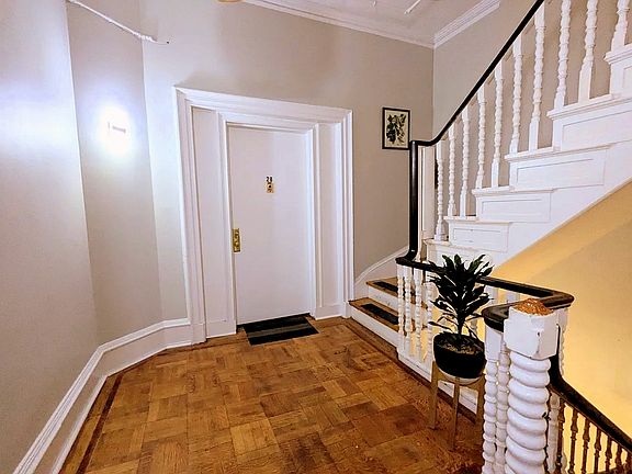 4th image of 212 W 71st St #4E