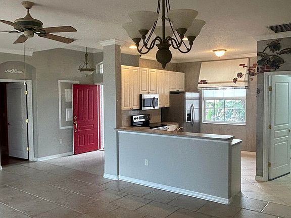 5th image of 534 NW Waverly Cir