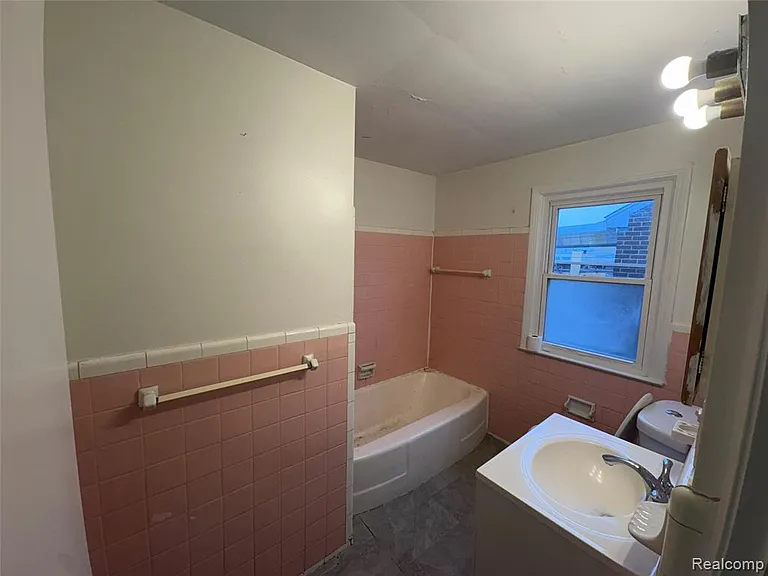 1079 Emmons Blvd — Photo 29