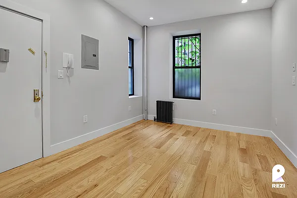 Rented by REZI | media 11