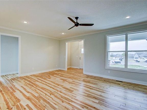 4th image of 9797 Metropolitan Ave