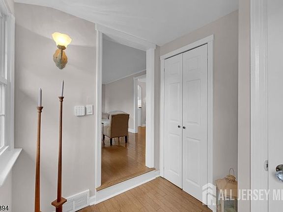 5th image of 233 Maple Ave