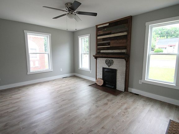 4th image of 634 E Black St