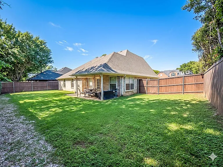 920 Carousel Dr — Photo 23