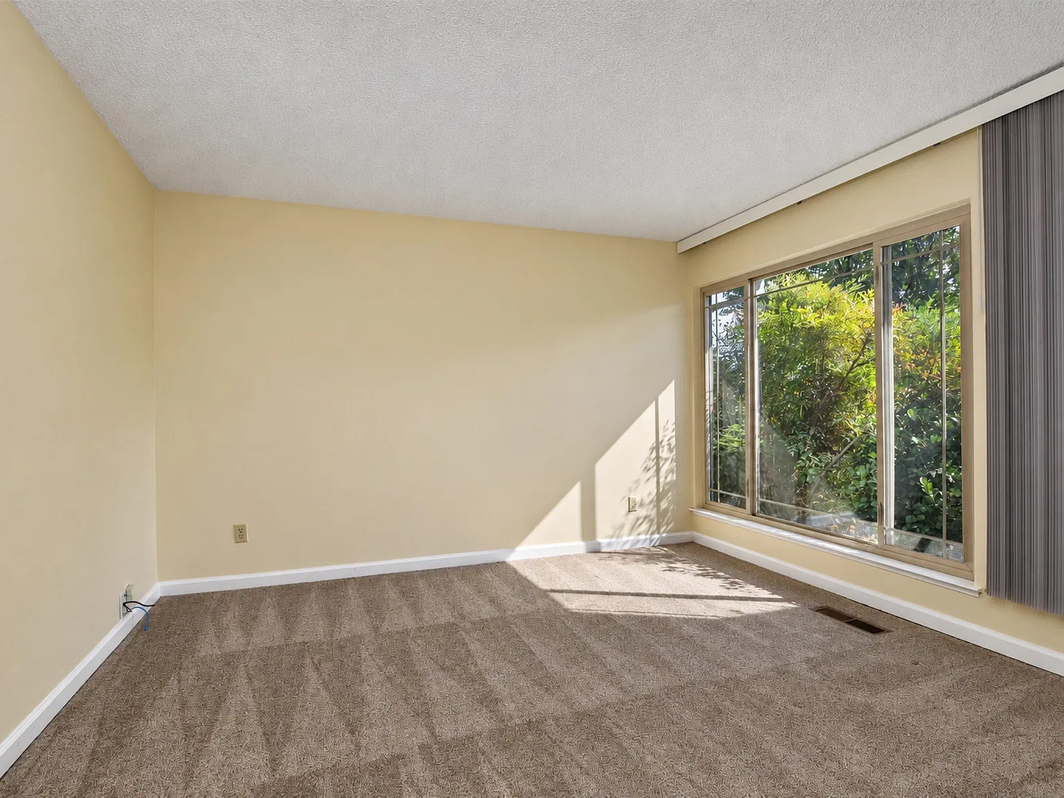 3 bed, 2.0 bath, 1425 sqft, $3,200 — Photo 4