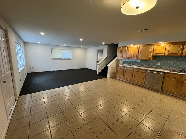1117 Irving Ave — Photo 9