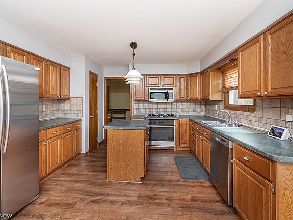 4th image of 595 Montgomery Dr