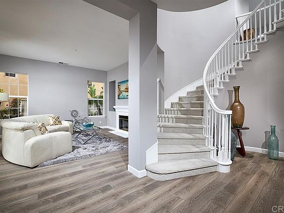 GRAND ENTRY W/ DRAMATIC STAIRCASE