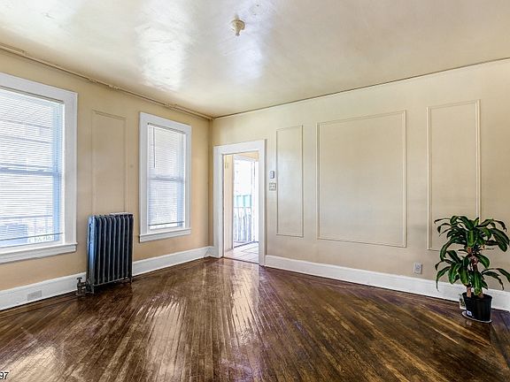 5th image of 32 N Burnet St