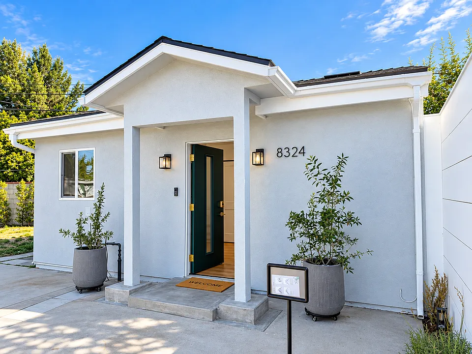 8324 Bardwell Ave