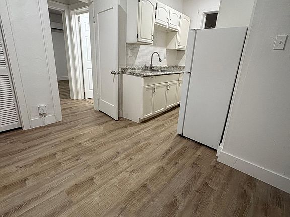 4th image of 720 SW 5th St APT 2