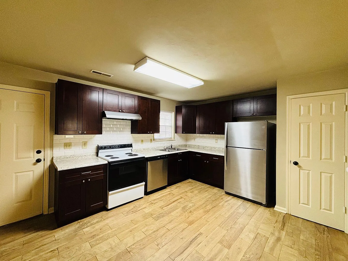 4 Bedroom 2.5 Bath Townhouse — Photo 4