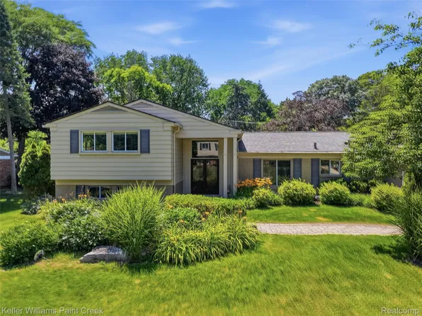 4016 Iverness Ln, West Bloomfield, MI 48323