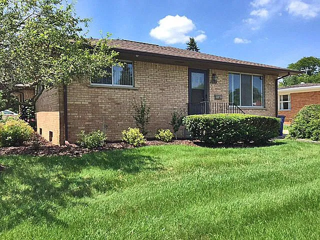 1640 Greenview Dr — Photo 6