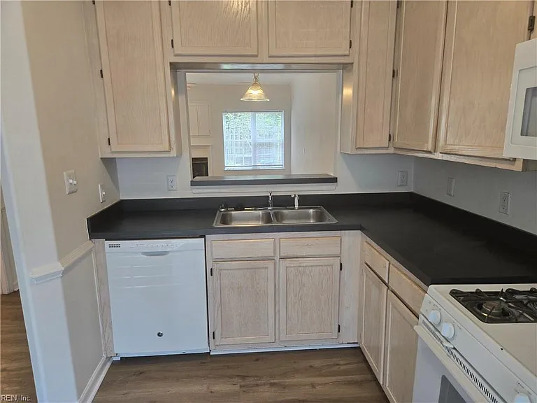 2591 Hartley St — Photo 6